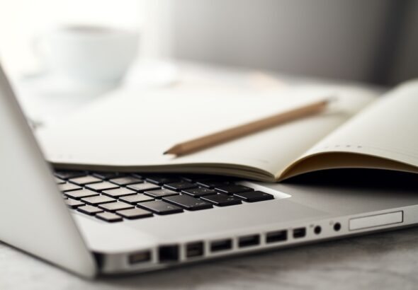 Utbildning - papper och laptop
