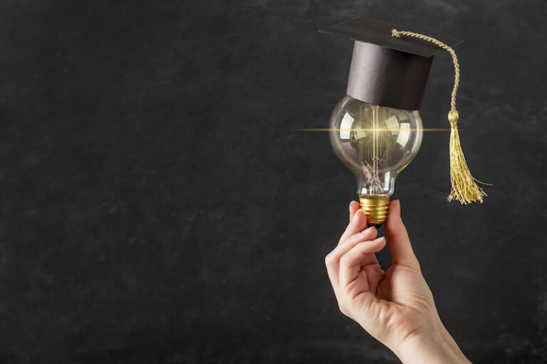 Utbildning; glödlampa med studentmössa
